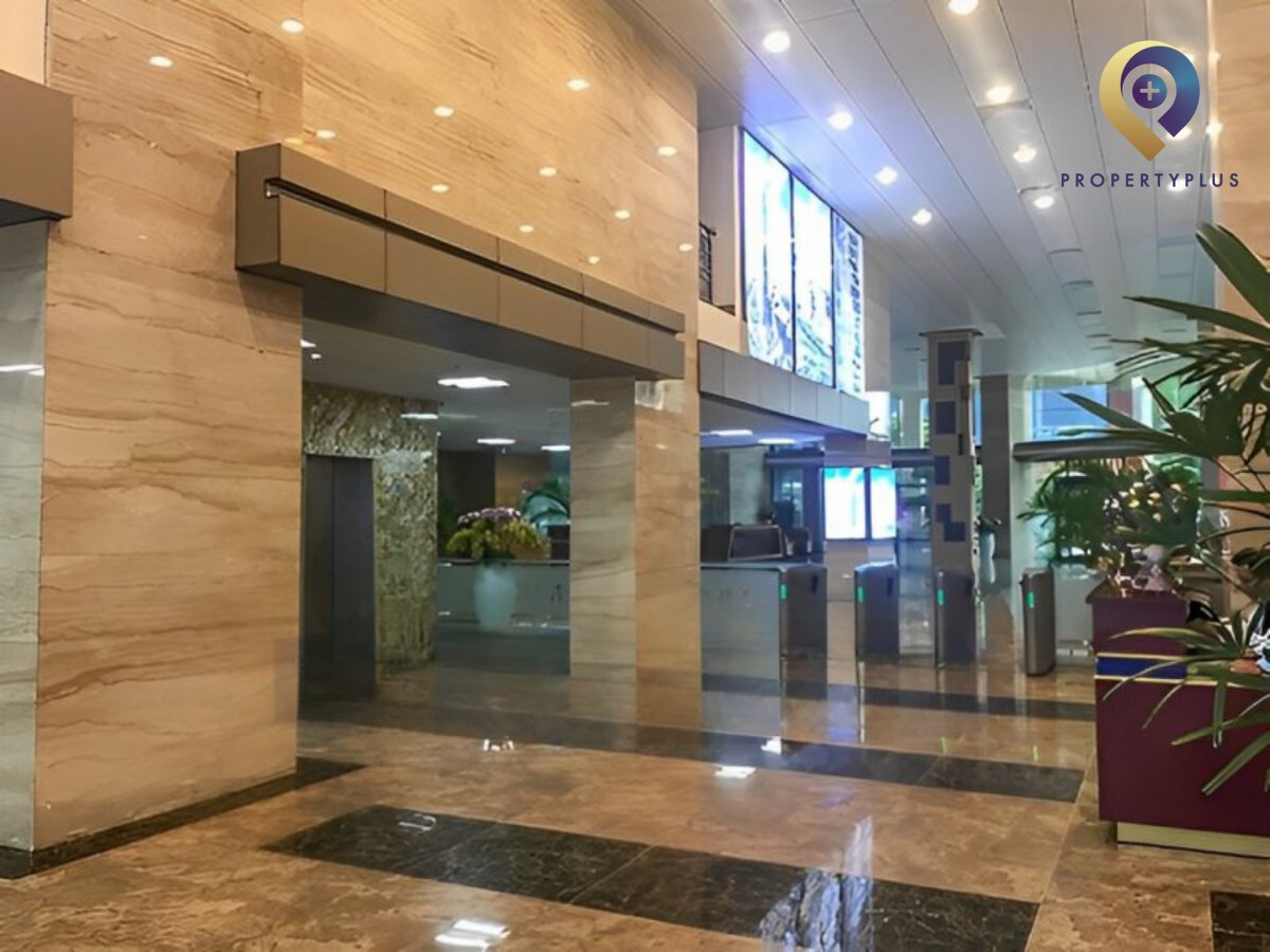 Không gian văn phòng trống tại MD-Complex với cửa kính lớn và ánh sáng tự nhiên.